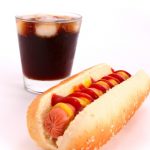 10244373-bebida-negra-y-hot-dog-sobre-lechuga-sobre-fondo-blanco